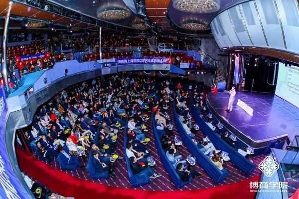 海上商学院遇见2019遇见未来集体照3.jpg